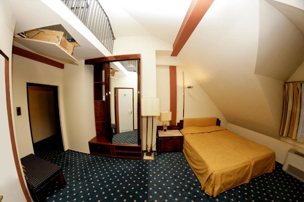 Hotel Podzamcze Tarnów Exteriör bild