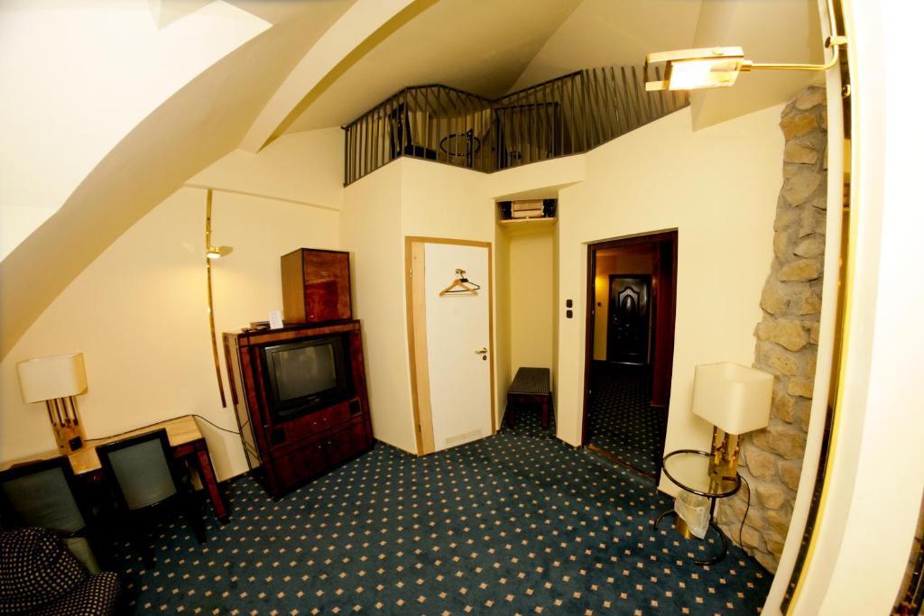 Hotel Podzamcze Tarnów Exteriör bild